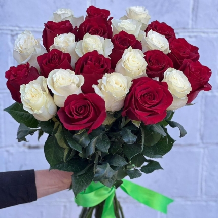 Букет «Баланс» из красных и белых роз - купить с доставкой в по Залеснодосльску